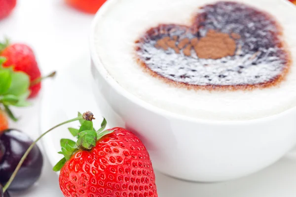 Cappuccino in een beker in de vorm van harten, kers, croissant en — Stockfoto