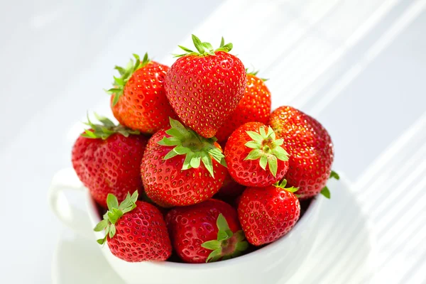 Erdbeeren in einer Schüssel im Tageslicht — Stockfoto