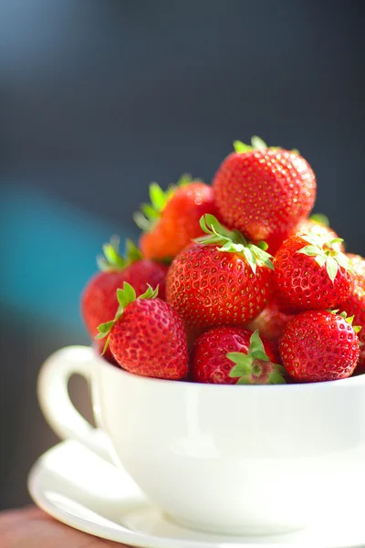 在白天的碗里的草莓 — 图库照片