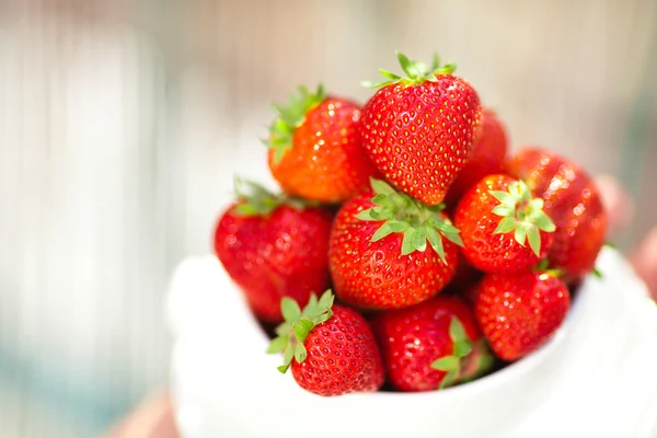 Fresas en un tazón a la luz del día — Foto de Stock