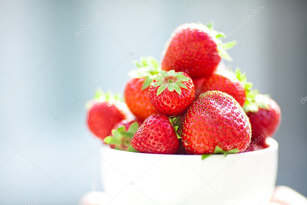 Strawberries in a bowl in the daylight