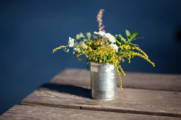 テーブルの上の錫で野の花 — ストック写真