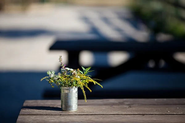 Blommor i en burk på bordet — Stockfoto