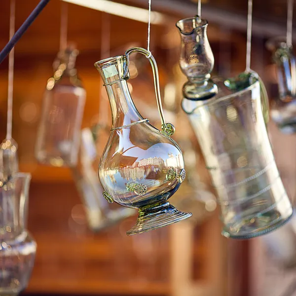 Decantadores de vidrio bohemio colgados de ganchos — Foto de Stock
