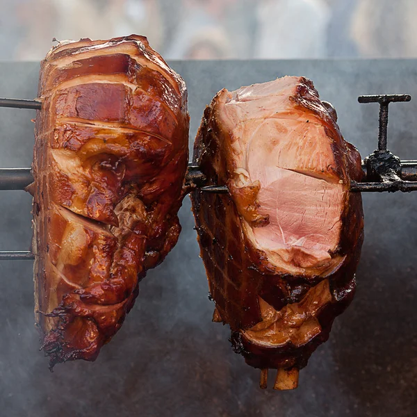 Огромные куски свинины, жарящиеся на вертеле — стоковое фото