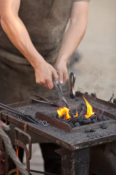 余烬、 火、 烟、 工具和一个铁匠的手 — 图库照片