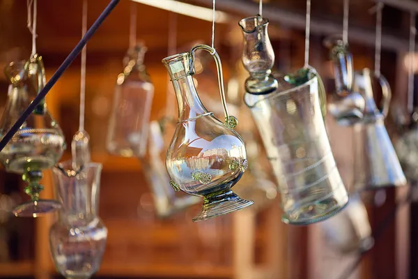 Dekanter aus Bohème-Glas hängen an Haken — Stockfoto