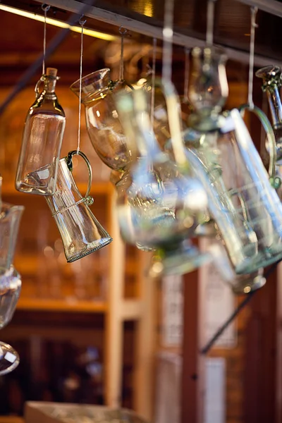 Decantadores de vidro boêmio pendurados em ganchos — Fotografia de Stock