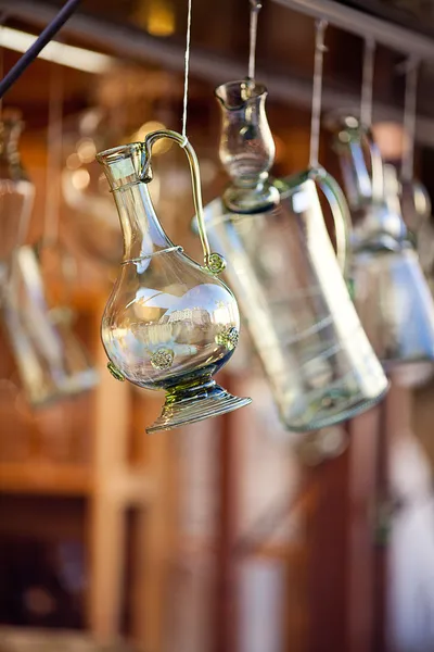 Dekanter aus Bohème-Glas hängen an Haken — Stockfoto