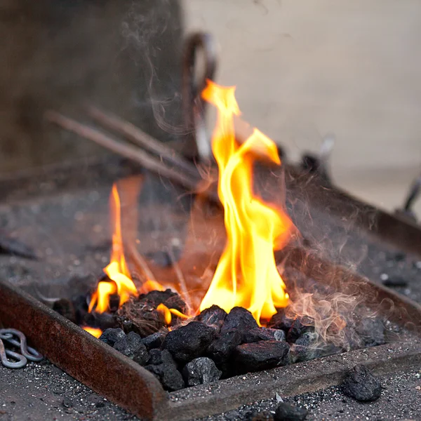 余烬、 火、 烟和铁匠工具 — 图库照片