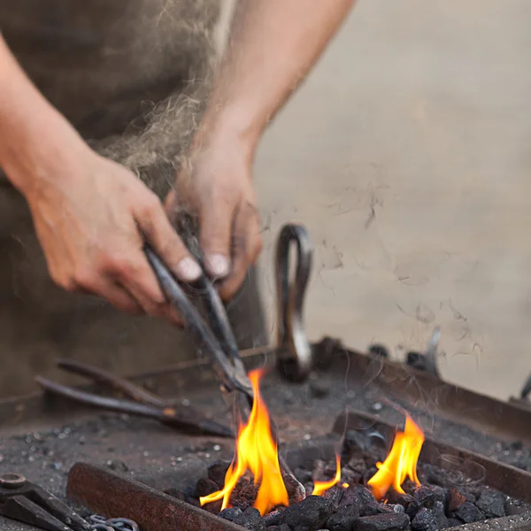 余烬、 火、 烟、 工具和一个铁匠的手 — 图库照片