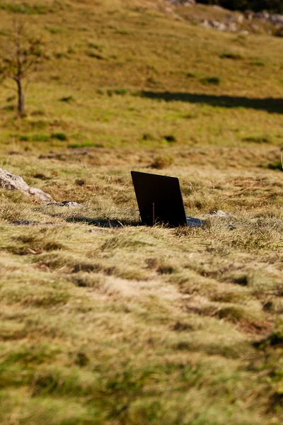 Laptop állva a fű, a hegyoldalban — Stock Fotó