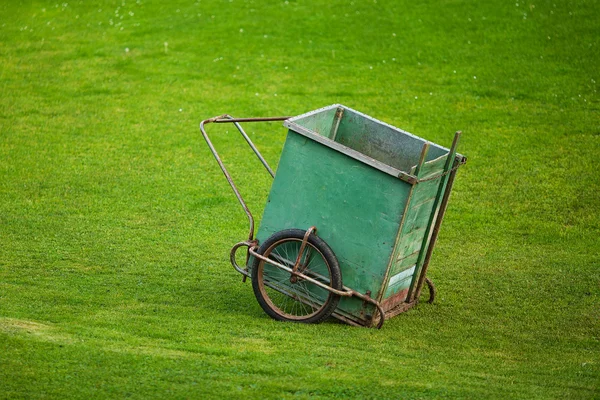 Vozík pro sběr trávy na pozadí zelené trávy — Stock fotografie