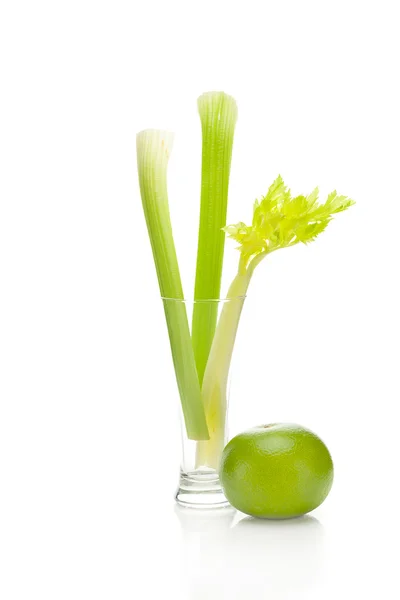 Selleri i ett högt glas och gröna grapefrukt isolerad på vit — Stockfoto
