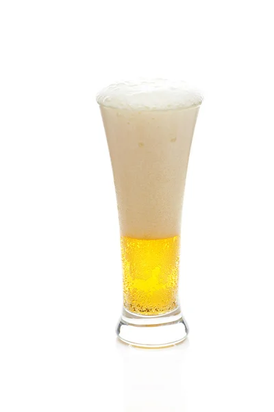 Ελαφριά μπίρα με τον αφρό σε ένα ψηλό ποτήρι απομονωθεί σε λευκό — Φωτογραφία Αρχείου