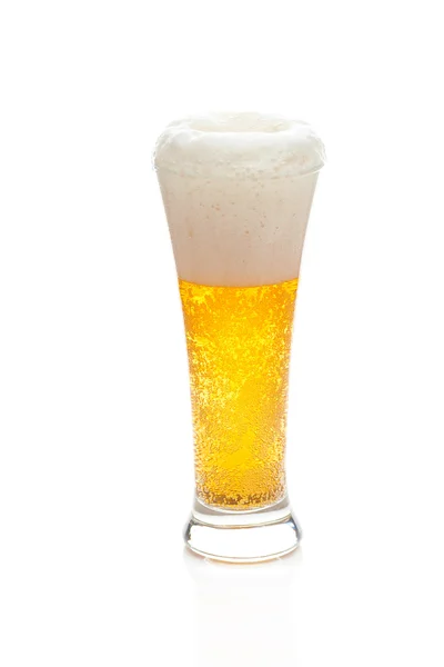 Bière légère avec la mousse dans un grand verre isolé sur blanc — Photo