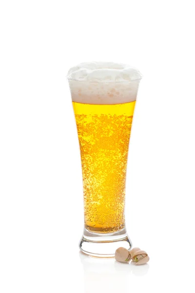 Uzun bir cam ve antep fıstığı izole köpük ile Light bira — Stok fotoğraf