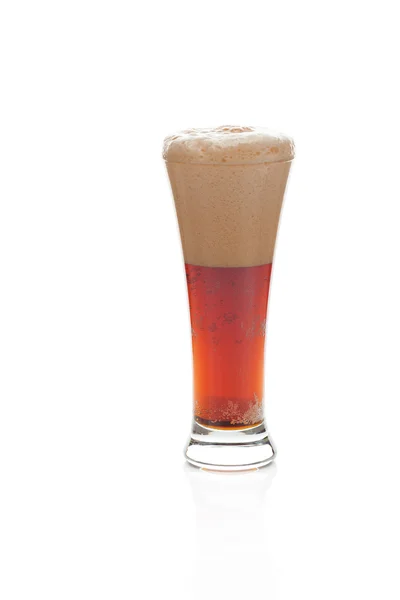 Cerveja escura com a espuma em um copo alto isolado em branco — Fotografia de Stock