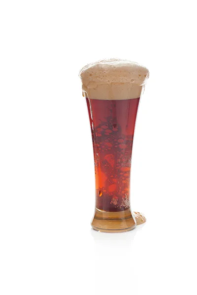 Koyu köpük üzerine beyaz izole uzun bir bardak birayla — Stok fotoğraf