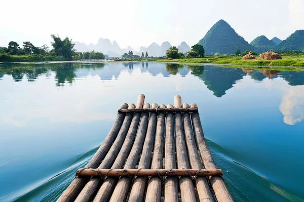 Bamboe raften in li rivier — Stockfoto
