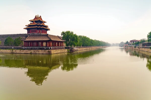 Wassergraben vor verbotener Stadt in Peking — Stockfoto