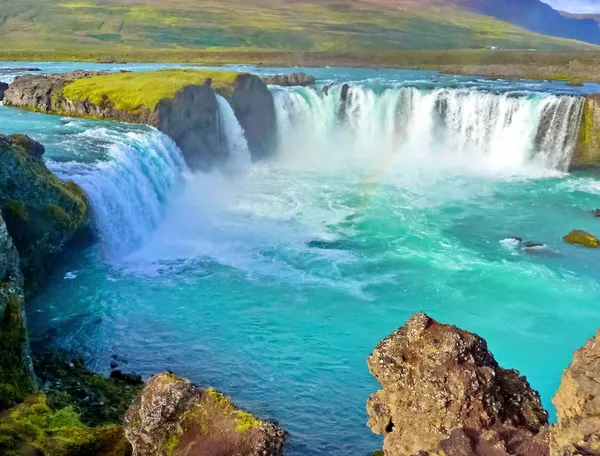 Fluss und breiter Wasserfall in Island — Stockfoto