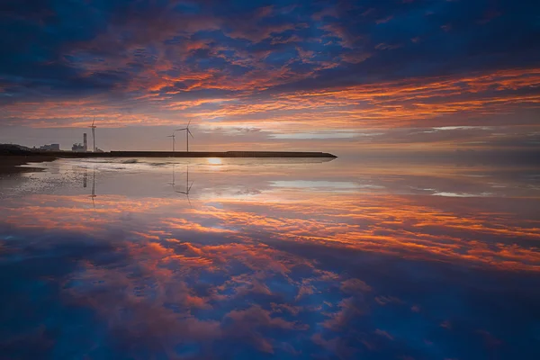 Reflet du coucher du soleil et du moulin à vent — Photo