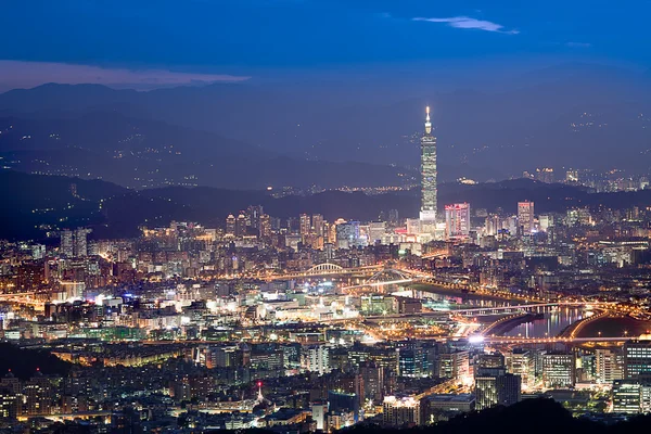 Nachtelijke scènes van de stad van Taipeh, taiwan — Stockfoto