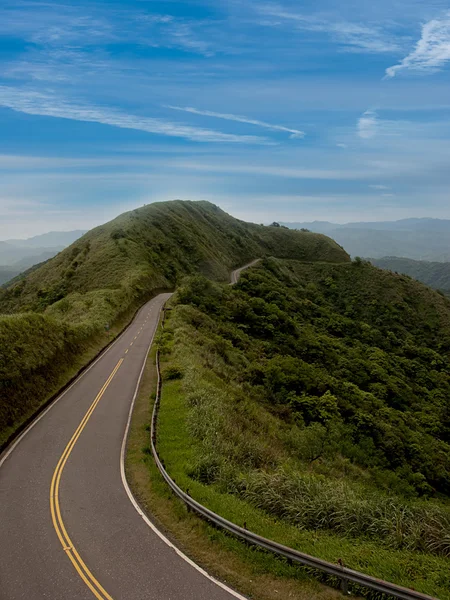 Зеленая дорога с голубым небом лучше всего подходит для использования в автомобиле — стоковое фото