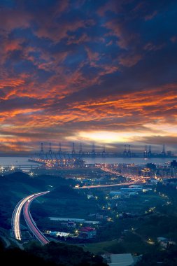 Taipei bağlantı noktasının günbatımı ve bir otoyol bağlantı noktası üzerinden bu