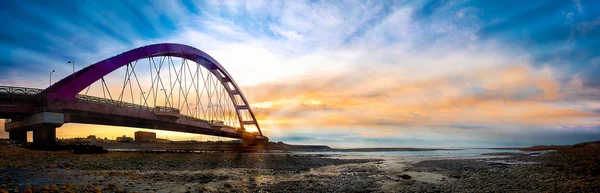 Renk kırmızı köprü sunset, chuk yuen, taoyuan county, Tayvan — Stok fotoğraf