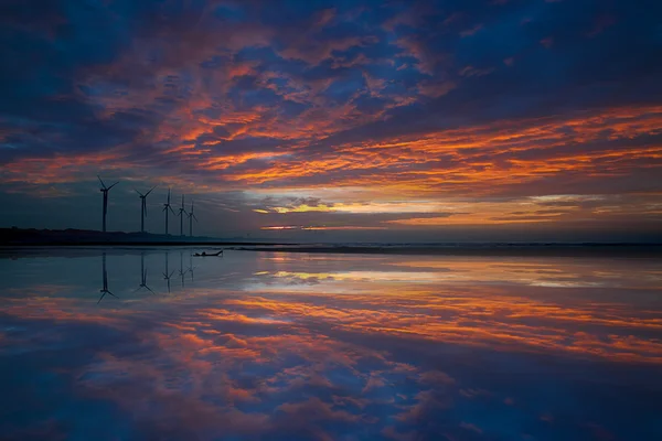 夕日と風車の反射 — ストック写真