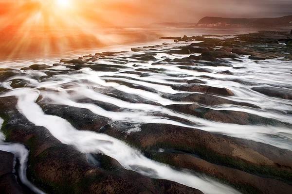 Rocky Seacoast plein d'algues vertes, exposition de longue date, Taiwan, Asie de l'Est — Photo