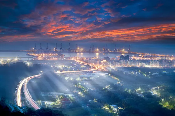 Taipei hamnens solnedgång och en motorväg genom porten det — Stockfoto