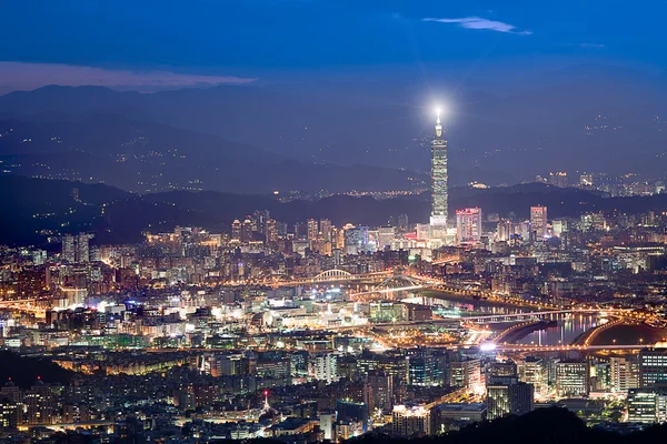 Nachtelijke scènes van de stad van Taipeh, taiwan — Stockfoto