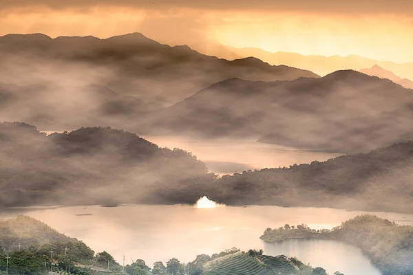 Solnedgång i sjön i midjan, den nya taipei, taiwan — Stockfoto
