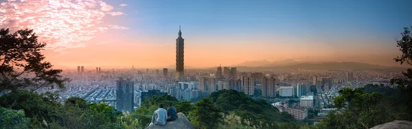 Vista completa por do sol da cidade de Taipei, Taiwan — Fotografia de Stock