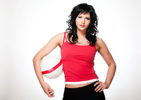 Donna sportiva con pallone da calcio sotto braccio — Foto Stock