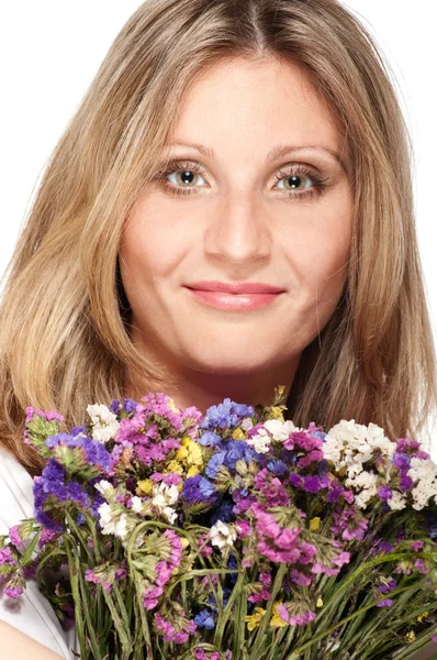 Mulher loira sorridente com buquê de flores de campo — Fotografia de Stock