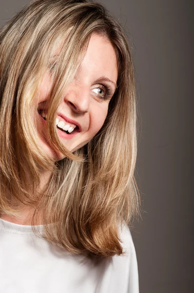 Sarışın kadın kahkaha — Stok fotoğraf
