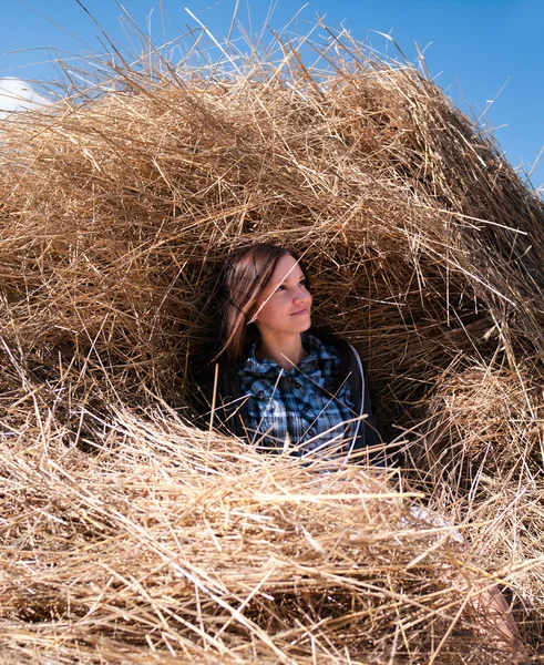 Genç kadın samanlıkta — Stok fotoğraf