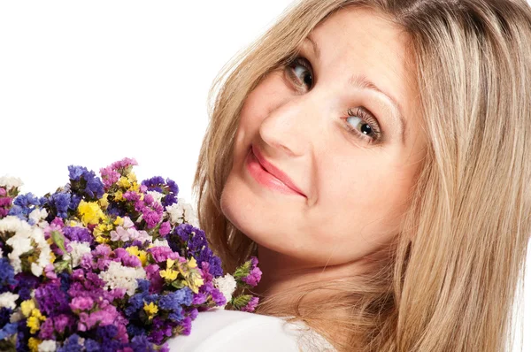 Femme blonde tournant avec bouquet de fleurs de champ — Photo