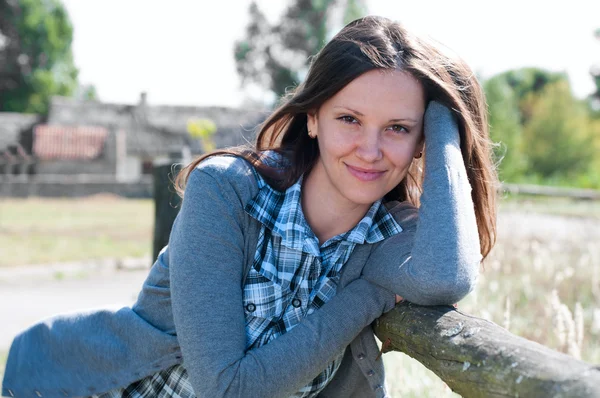Porträtt av ung kvinna i höst utomhus — Stockfoto