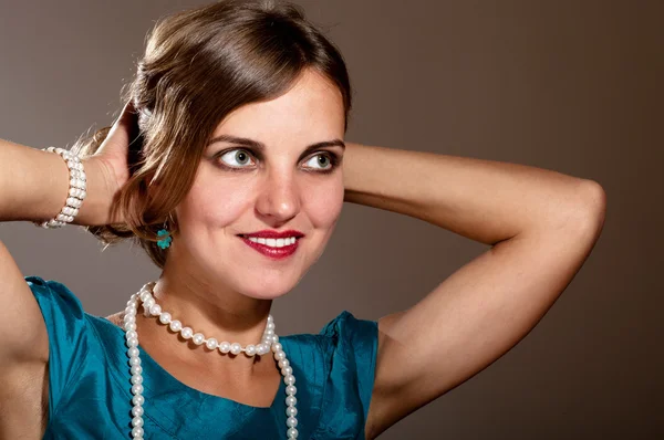 Porträt einer Frau, die ihre Haare fixiert — Stockfoto