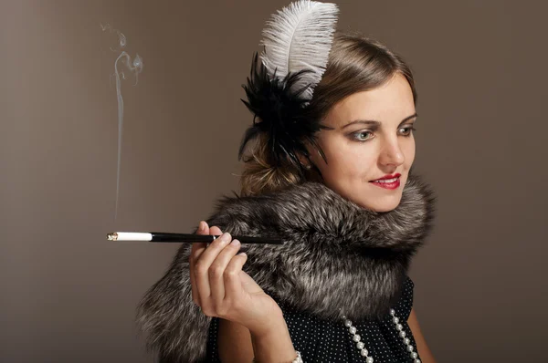Retro žena v srsti s cigaretou náustek — Stock fotografie