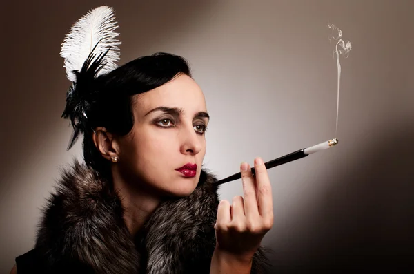 Retro kvinna i päls med cigarett språkrör — Stockfoto