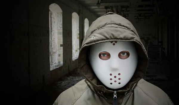 Spooky man met masker — Stockfoto