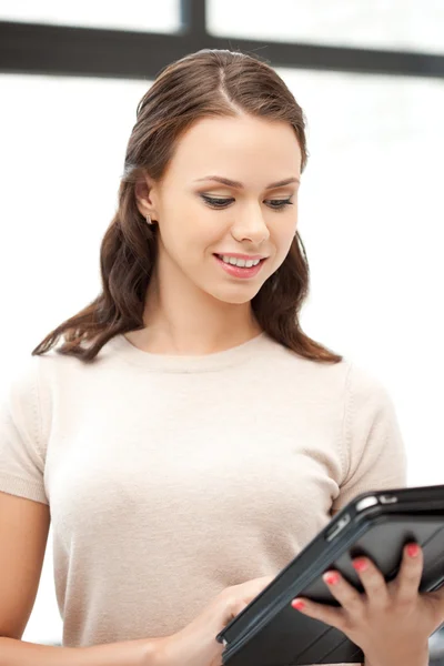 Gelukkige vrouw met tablet pc-computer — Stockfoto