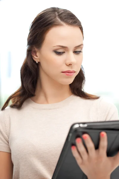 Spokojna kobieta z komputera typu tablet pc — Zdjęcie stockowe