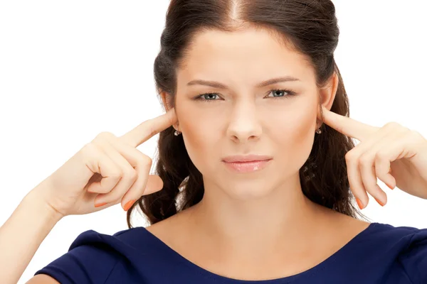 Žena s prsty v uších — Stock fotografie